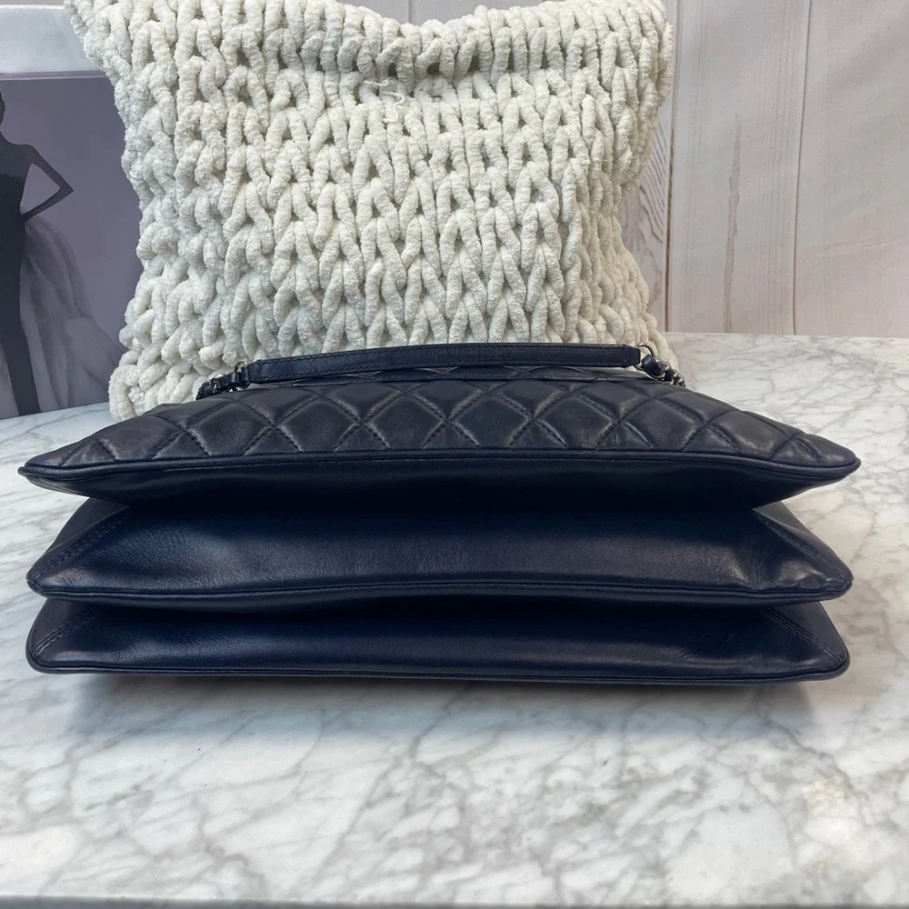CHANEL shoulder bag